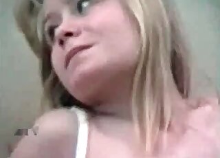 Filthy blonde spreads her legs to get hammered by her doggie