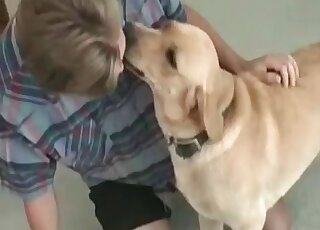 Un tizio dipendente dal sesso allo zoo si diverte a scopare con il suo cane a casa